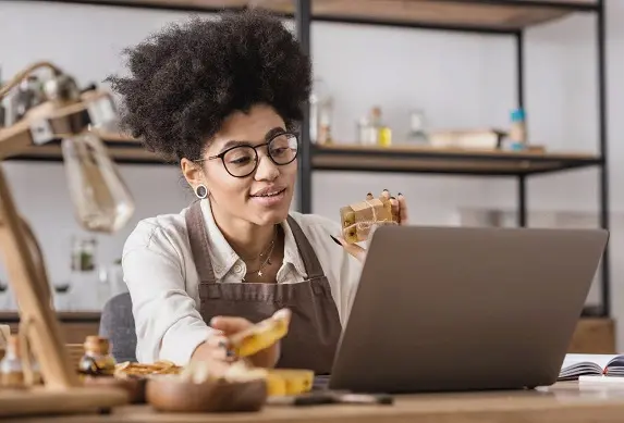 découvrez l'assurance auto pour les entrepreneurs proposée par la macif. protégez votre véhicule professionnel avec des garanties adaptées à vos besoins et bénéficiez d'un service client réactif. obtenez un devis personnalisé en ligne dès aujourd'hui.