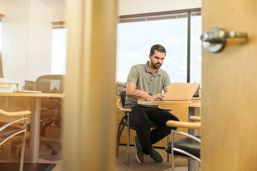 découvrez notre guide complet sur l'assurance décennale pour les micro-entreprises. protégez vos projets avec une couverture adaptée, garantissant la sécurité de votre activité tout en respectant les obligations légales.